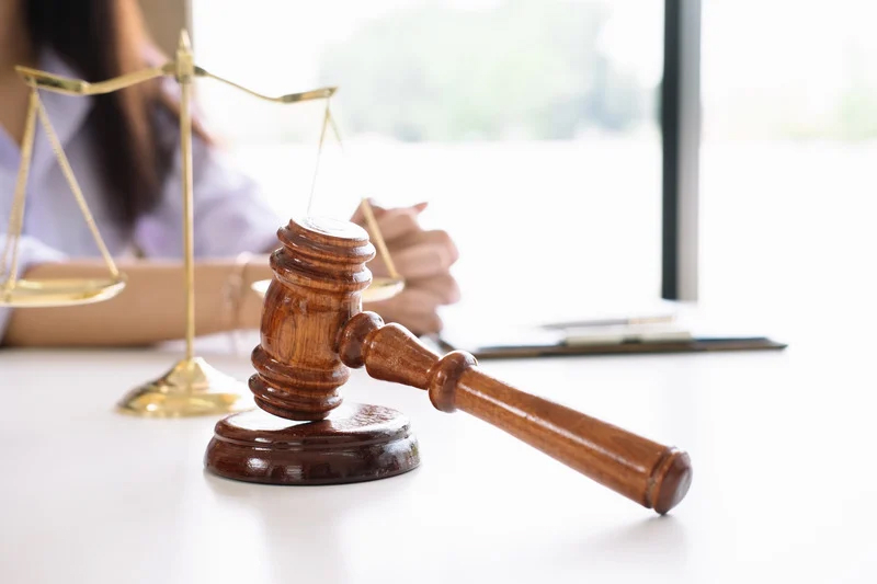 Balanza de la justicia y martillo de juez