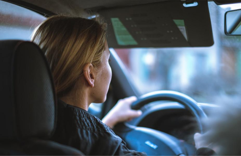 Mujer conduciendo un coche