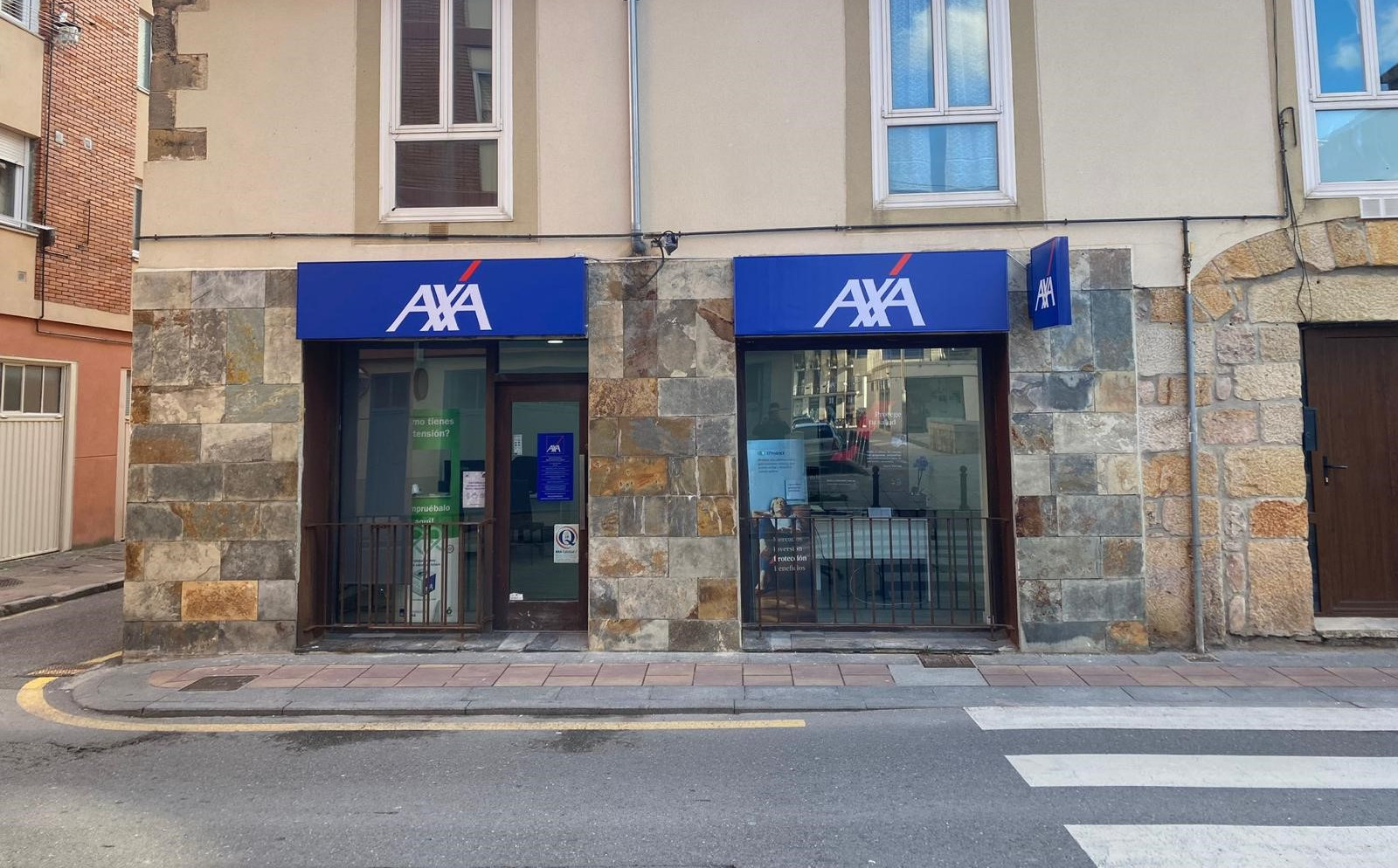 Grupo de personas saludándose