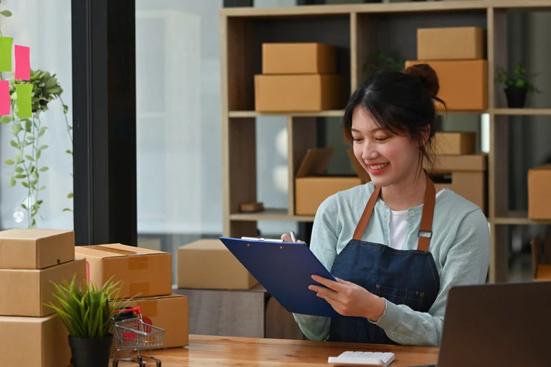 Mujer anotando en un cuaderno